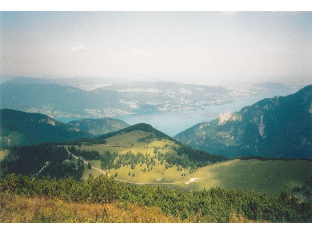 Leonsbergalm und Attersee vom Gipfel