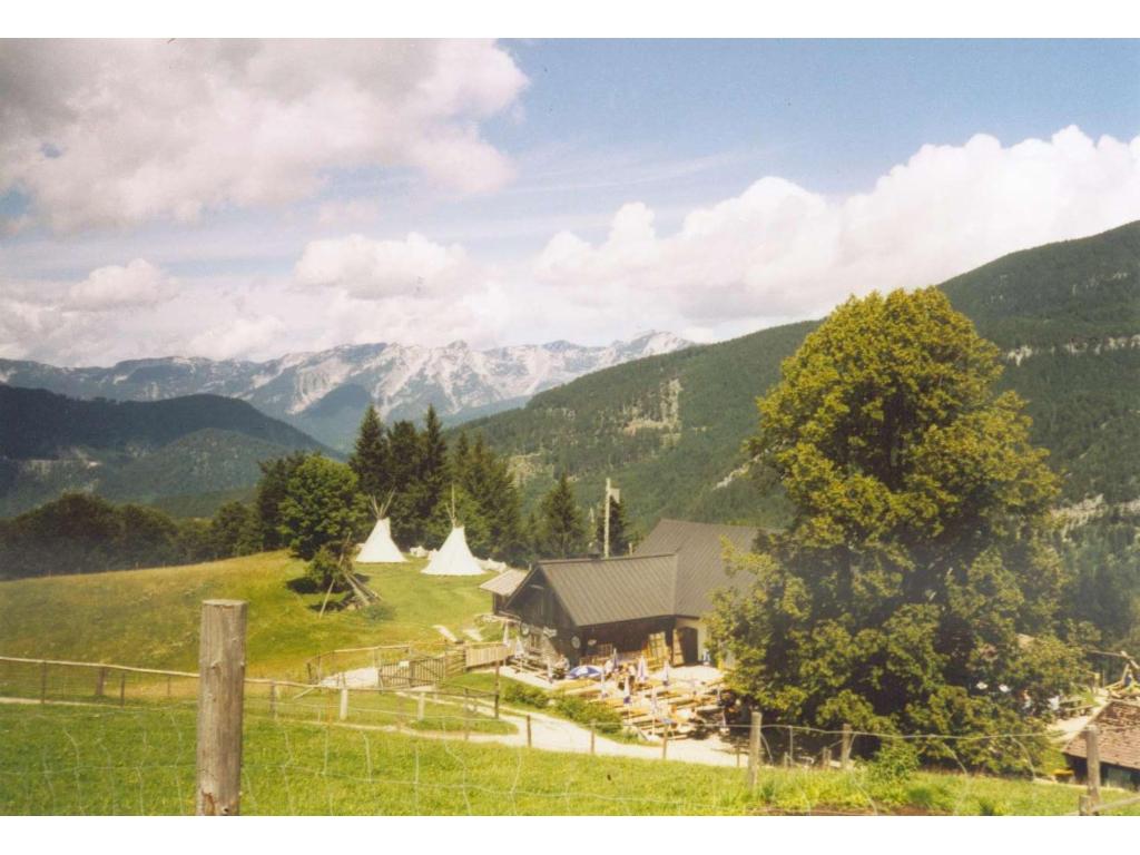 Hoisnradalm mit Blick auf Höllengebirge