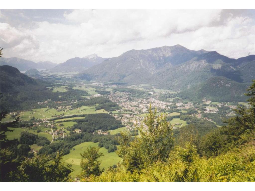 Blick vom Aufstieg zur KolowratsHöhe auf Bad Ischl, Wolfgangsee usw.