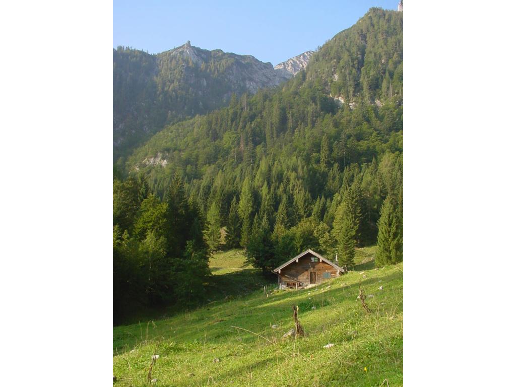 Auf der Sonntagkaralm - Blick zum Felsfenster am Bergwerkskogel-Ostgrat