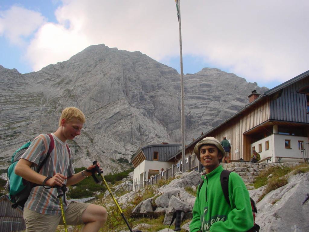 Vor der Hess-Hütte