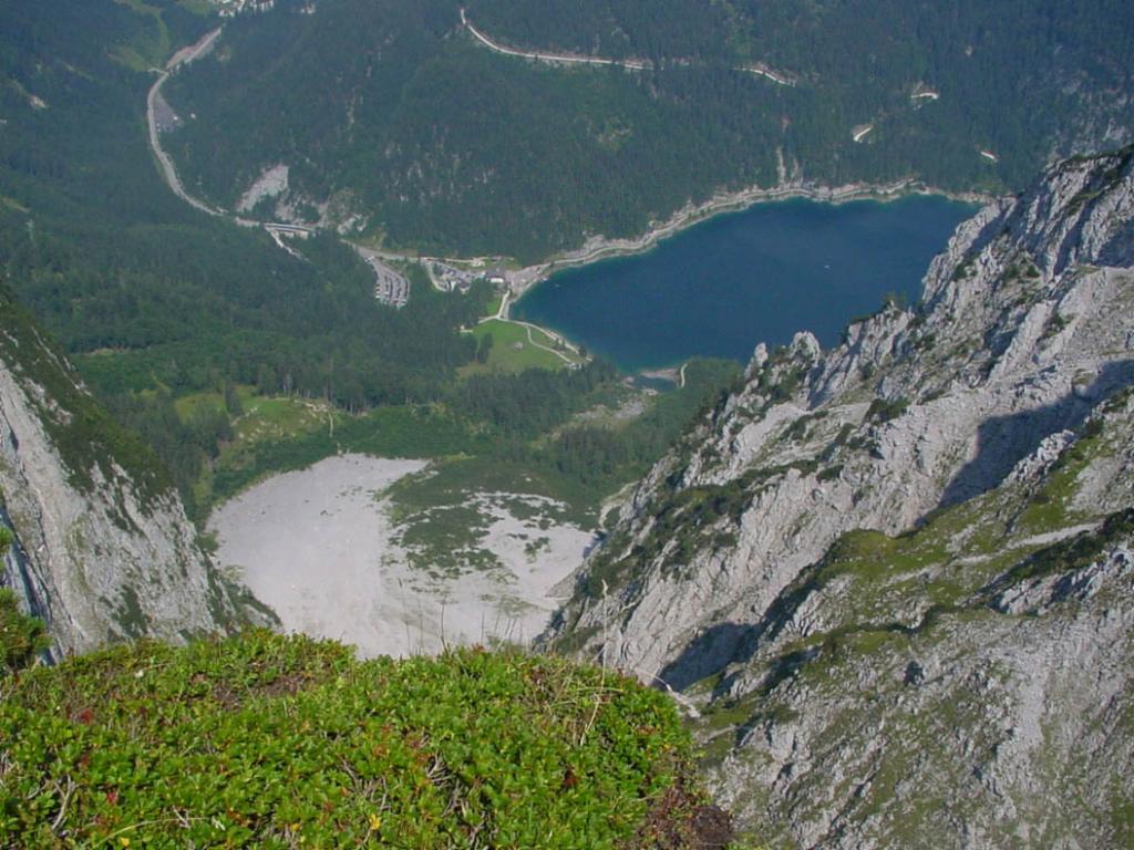 Blick vom Steinriesenkogel hinab zum Vorderen Gosausee