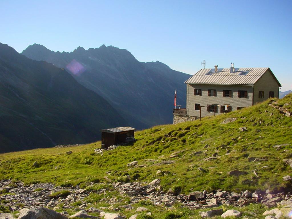 Neue Thüringer-Hütte - im Hintergrund der Breitfuß