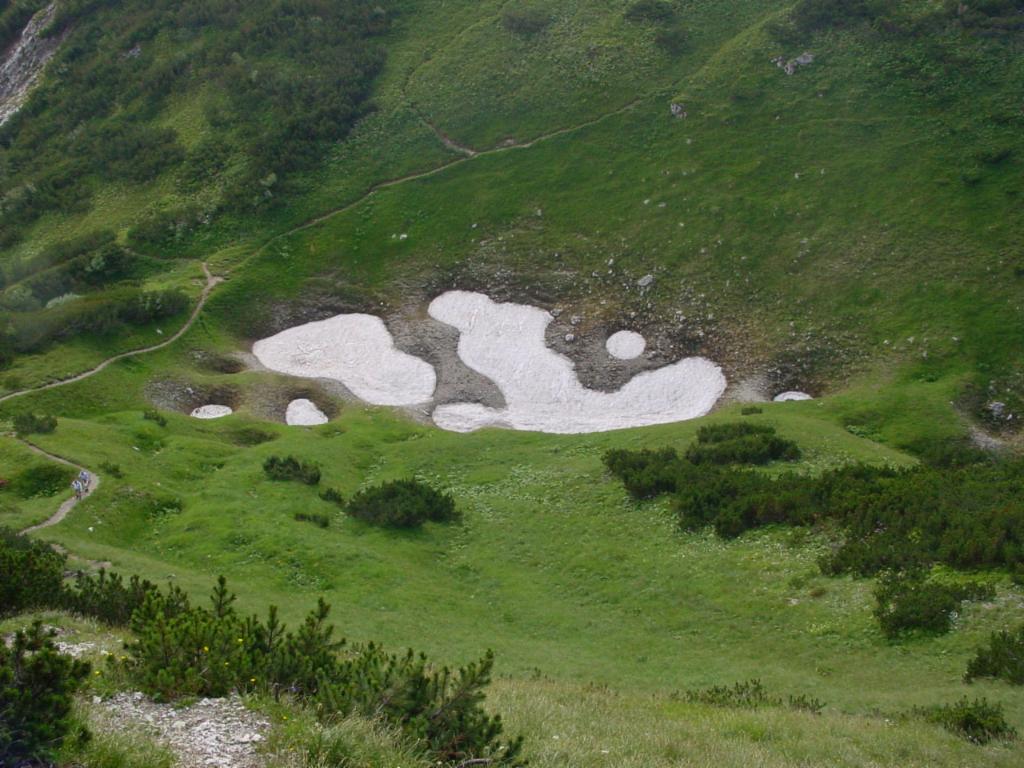 Schneegefüllte Dolinen auf dem Sattel zwischen Braunedlkogel und Scharfen