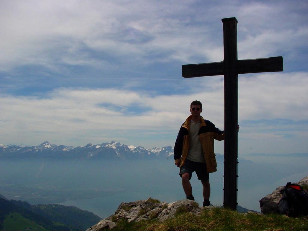 Sur le sommet, le Léman et les sommets du Chablais au fond