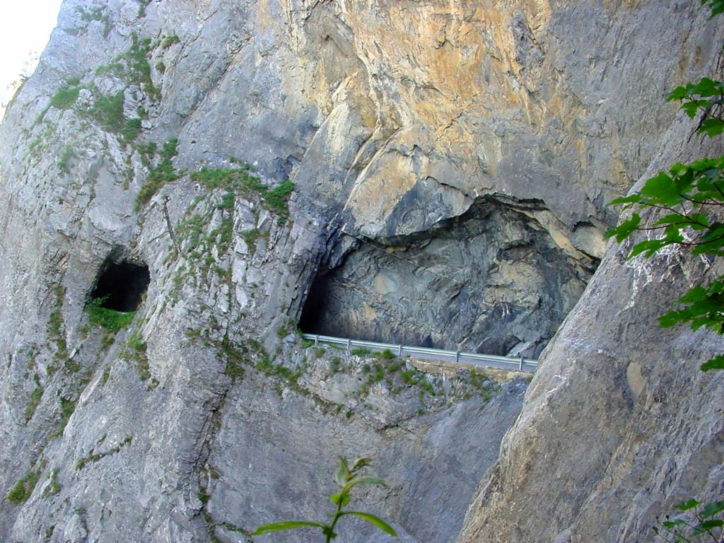 Les tunnels de la route de montée