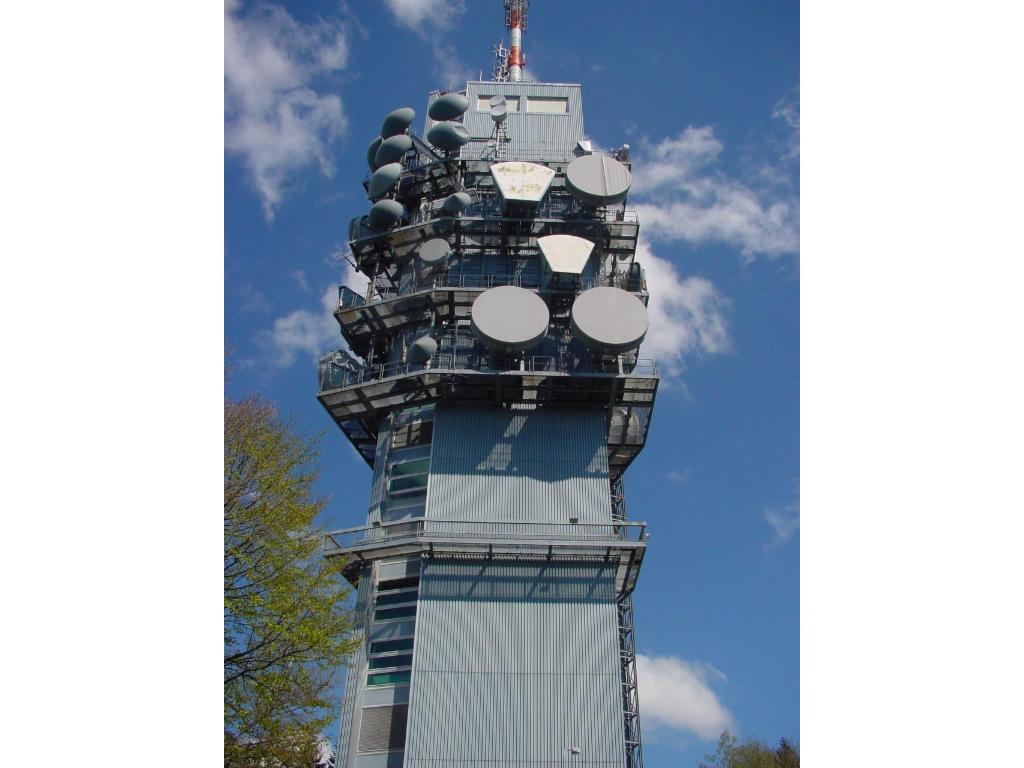 L'émetteur et l'ascenseur panoramique 'Plein Ciel' sur le Mont Pélerin