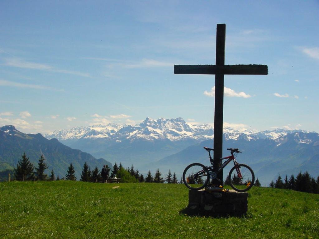 Sur le sommet, les Dents du Midi au fond