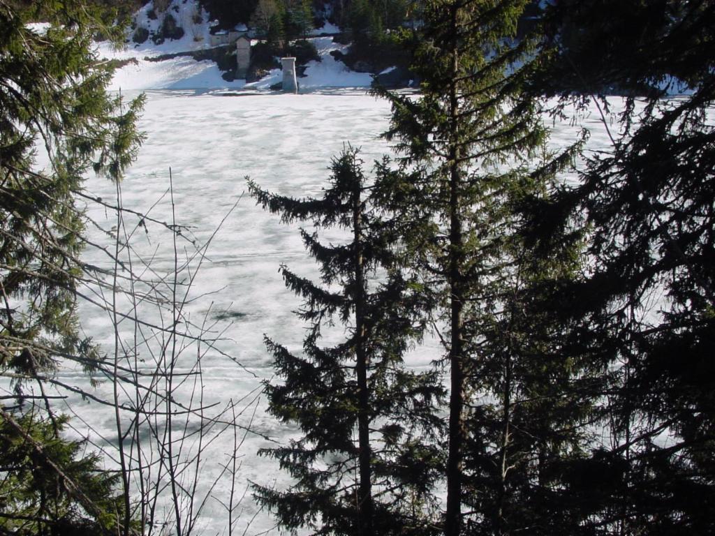 Lac de Taney, 1408m, encore gelé