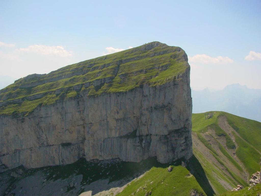Tour d'Aï depuis la montée à la Tour de Mayen