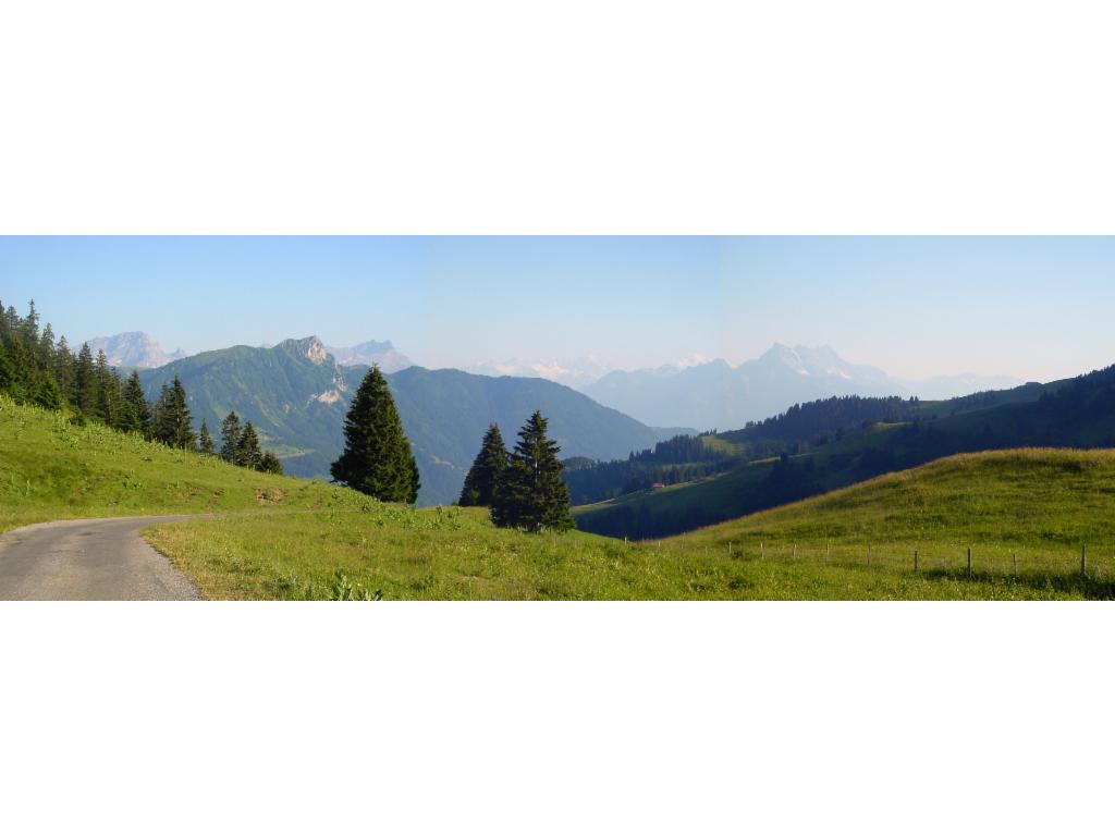 Vue panoramique vers le sud depuis la Pierre de Moëlle