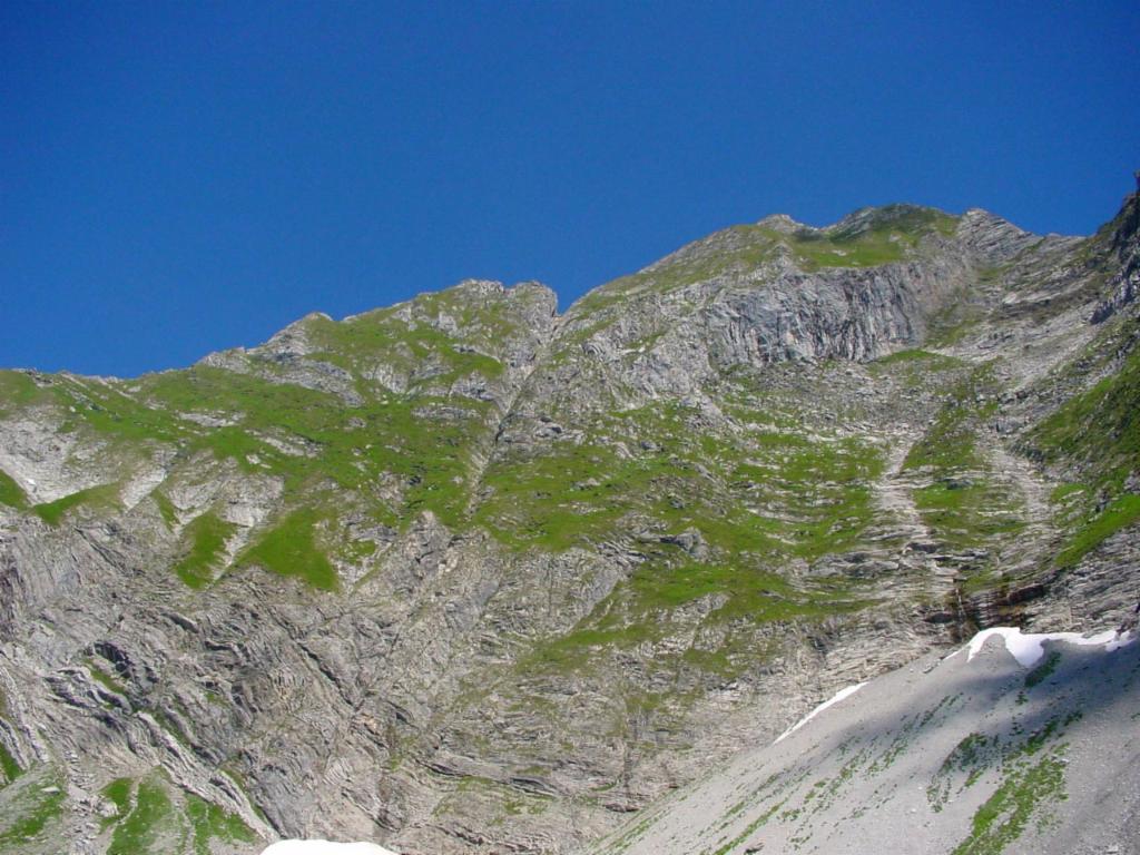 La brèche dans la crête depuis la descente
