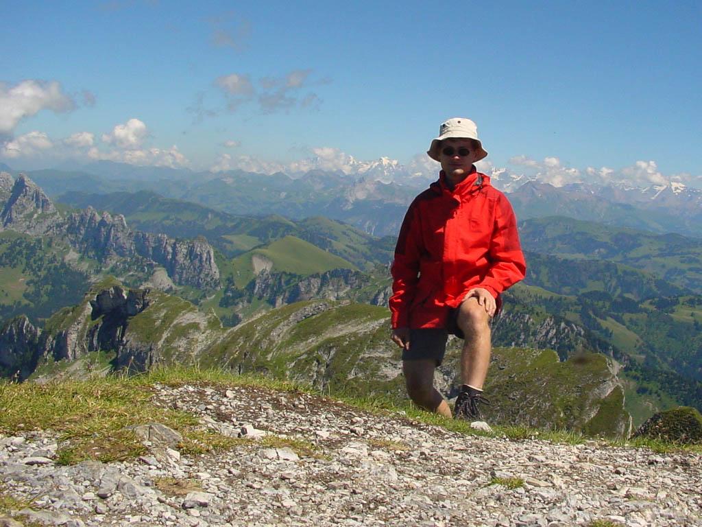 Sur le sommet, les Alpes Bernoises à l'arrière-plan