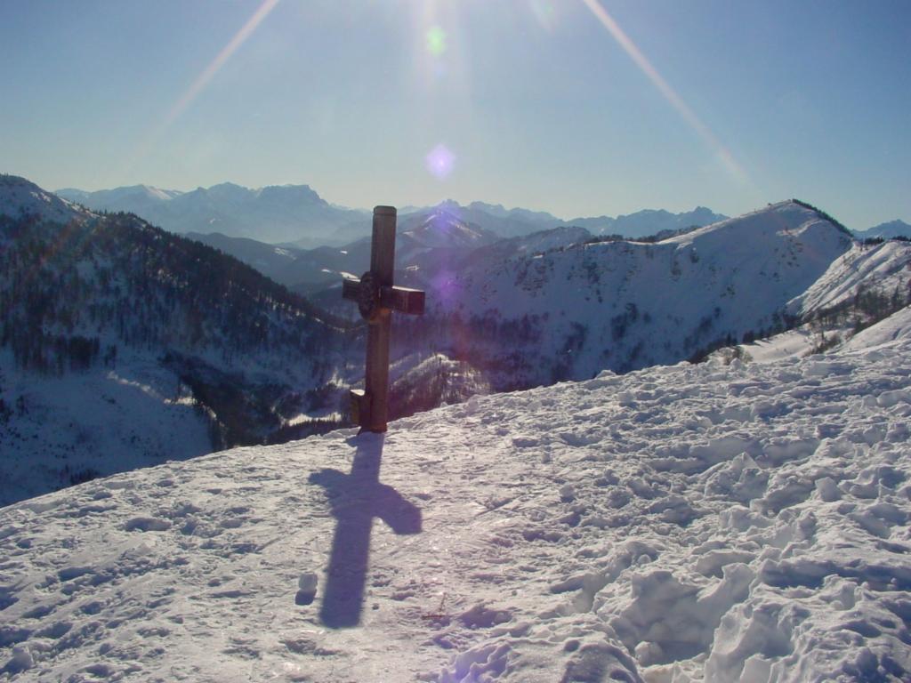 Gipfelkreuz, dahinter Gesäuseberge
