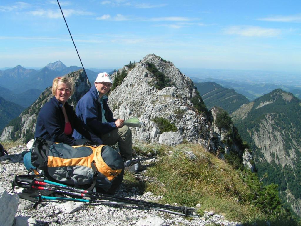 Gipfelrast, im Hintergrund der Traunstein
