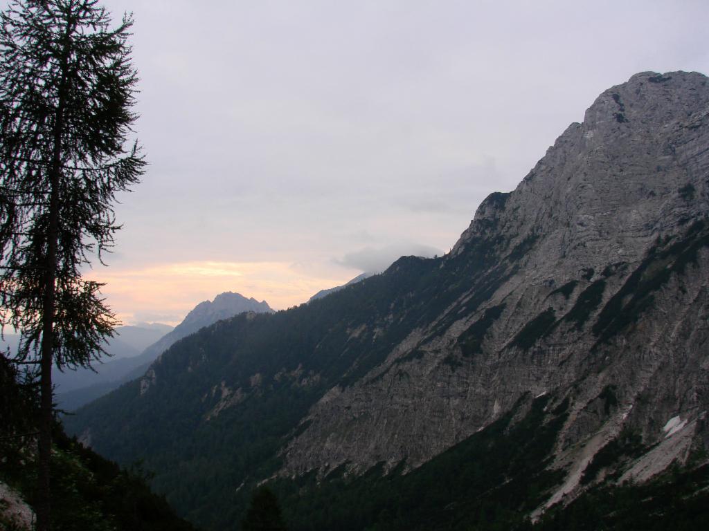 Morgenrot hinter der Almmauer