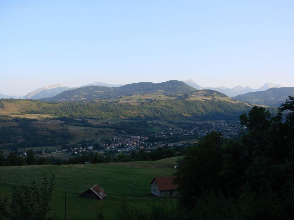 Vaulnavey-Le-Haut en bas, Chartreuse au soleil du matin à l'arrière
