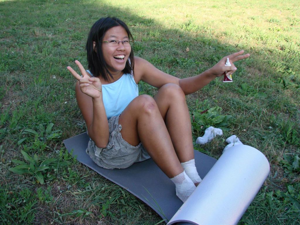 Heureuse et optimiste malgré ses pieds cassés