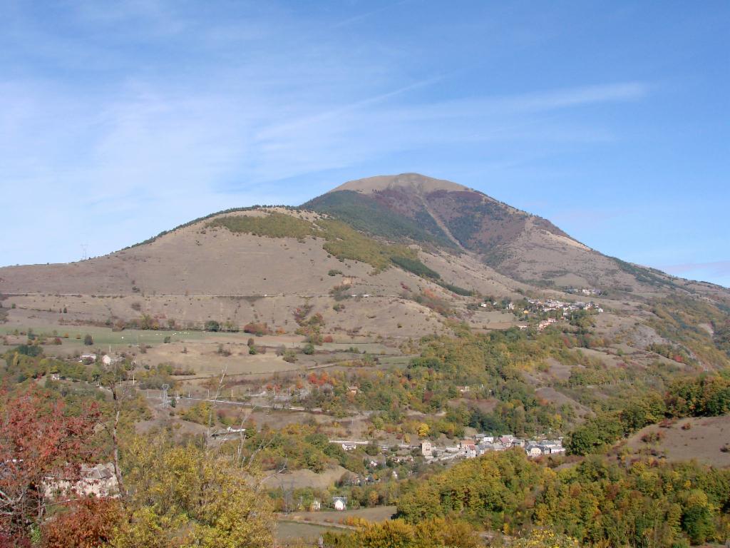 Vue en arrière vers la descente de la Peyrouse