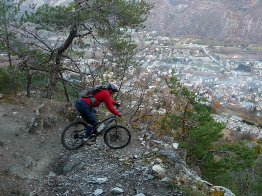 Des virages vertigineux au Chemin de Facteur (Bourg d'Oisans en bas)