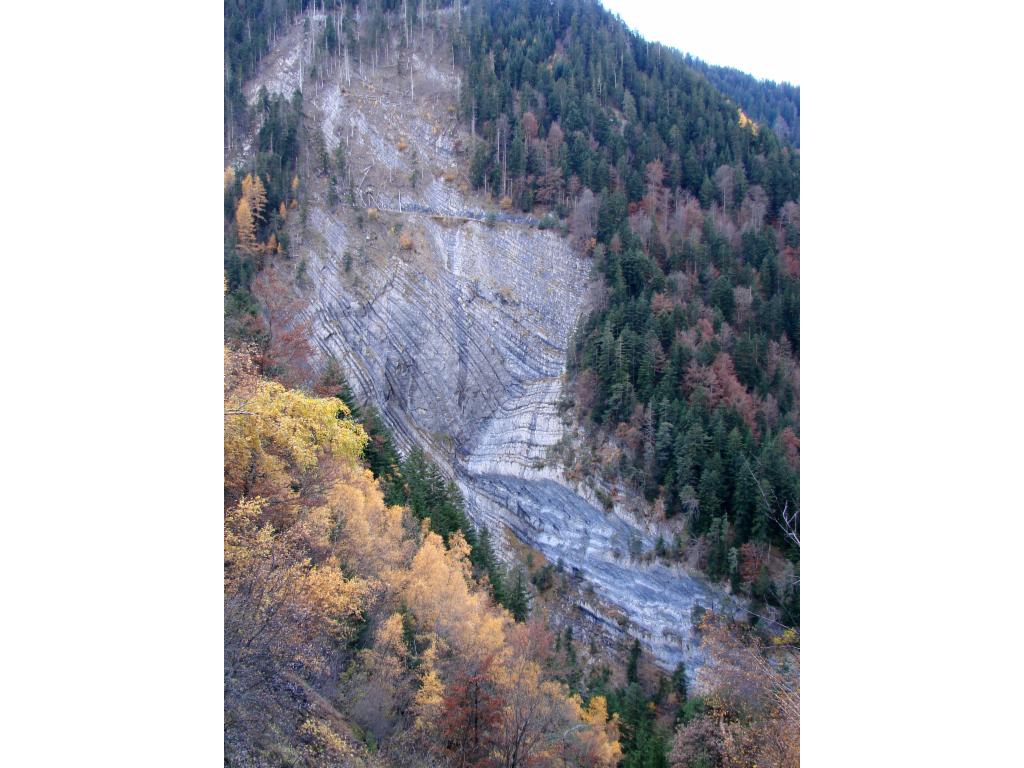 Montée vers Villard-Reymond: ancienne route dangereuse en face
