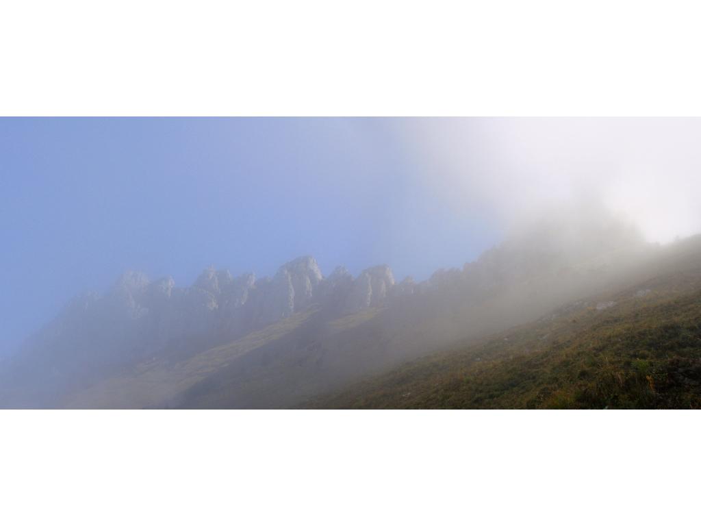 La Crête apparaît derrière le brouillard