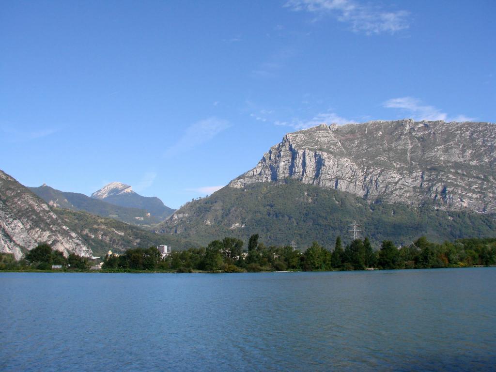 L'Isere devant l'Aiguille de Quaix, la Pinéa et le Néron