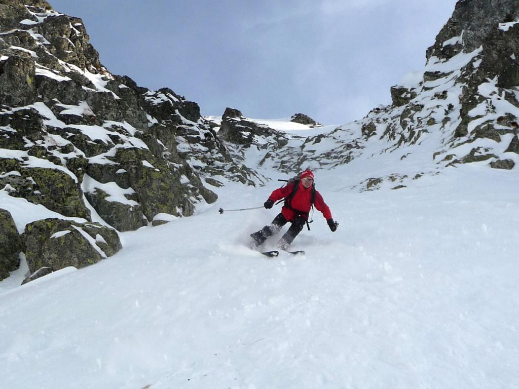 Voilà! Descente dans le couloir central face ouest du Grand Colon