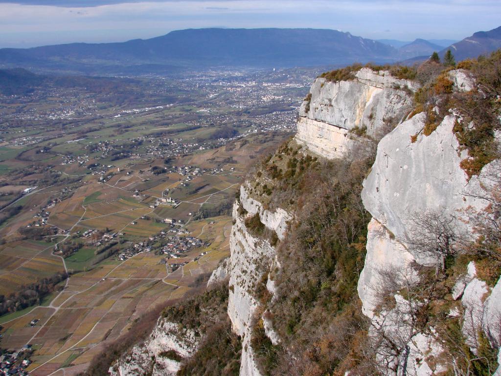 Roc de Tormery: Chignin en bas et Chambéry et le Lac du Bourget au fond