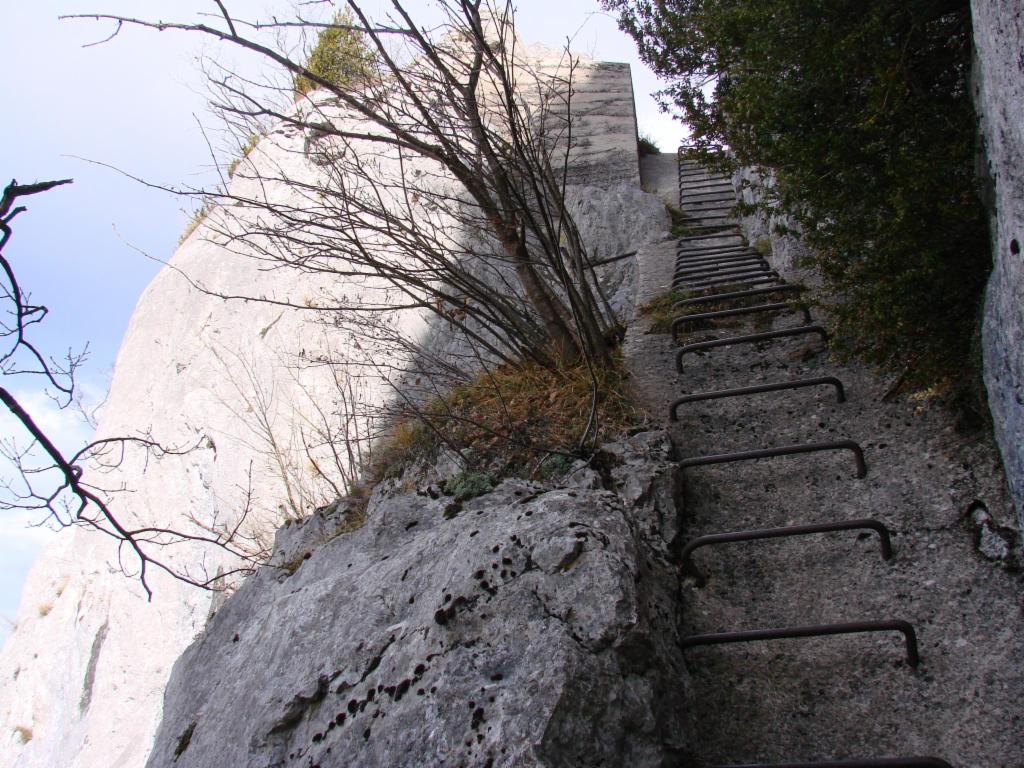 Le passage en béton avec boucles métalliques, pas très esthétique...