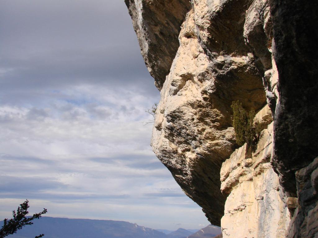 Passage sous un toit rocheux impressionnant le long de la falaise