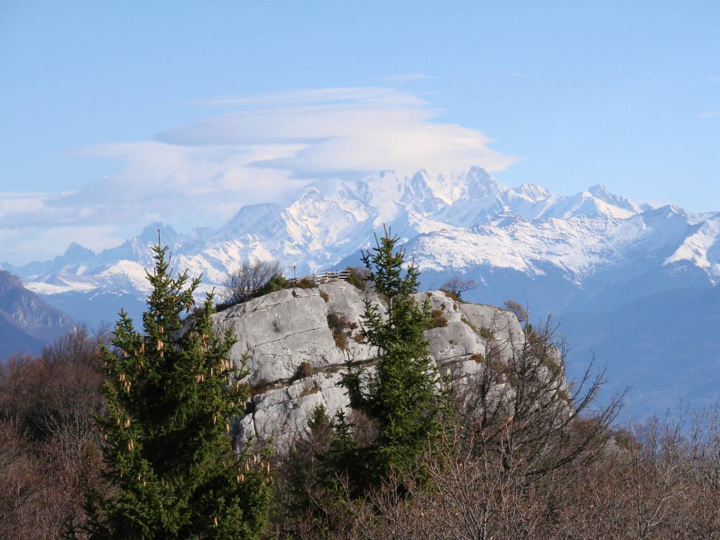 Mont Blanc derri&egrave;re la Roche du Guet