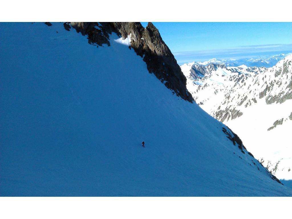 Pentes raides dans la combe sous la brèche: tout en béton