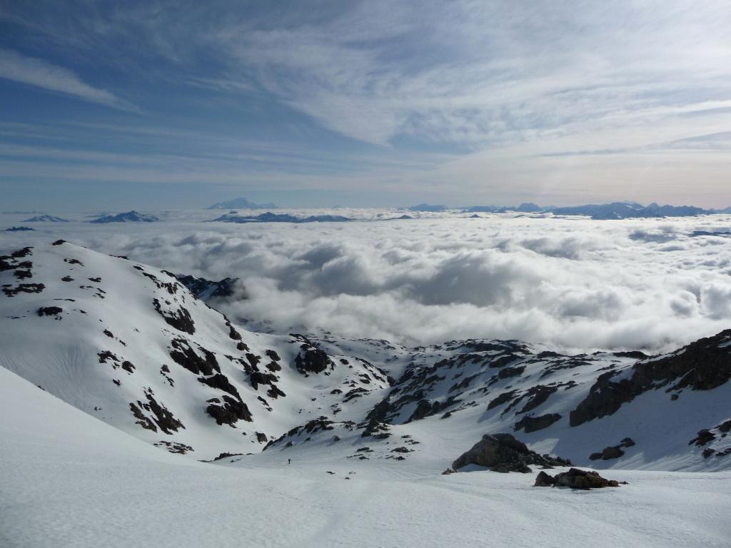 Montée dans la combe suspendue, Mont Blanc au fond