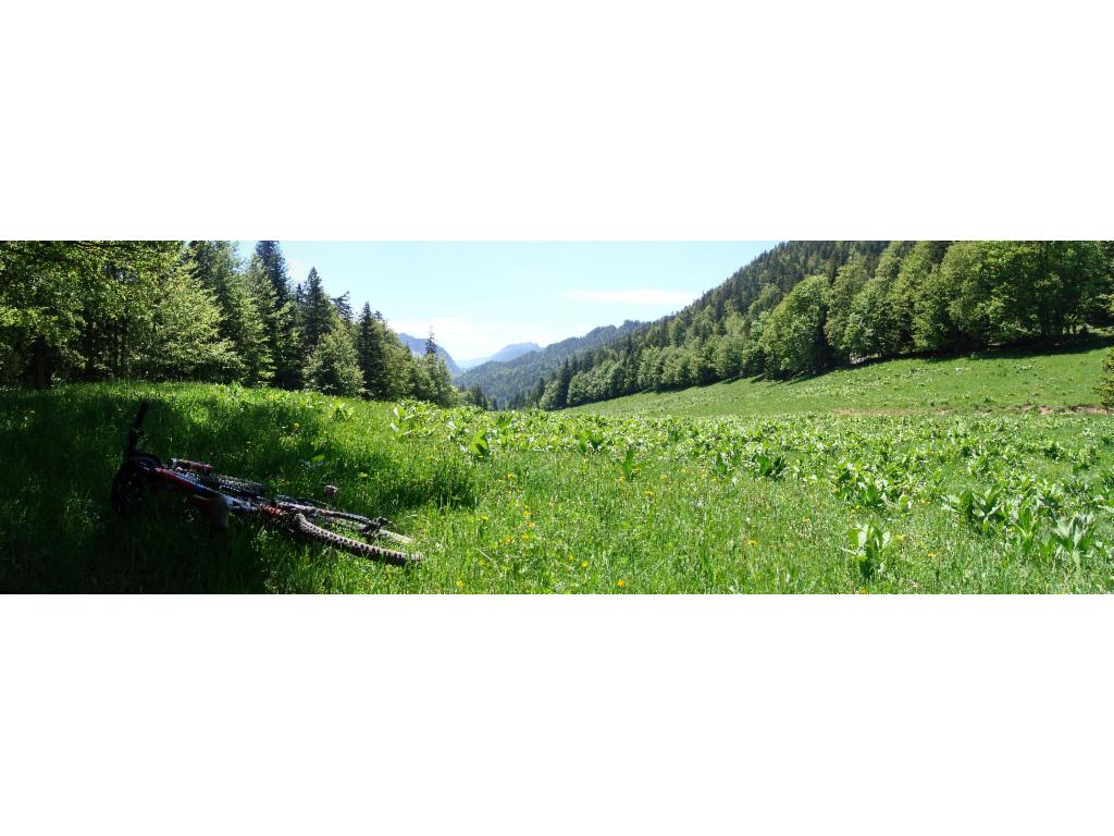 Pause sur le collet avant le Col de la Ruchère