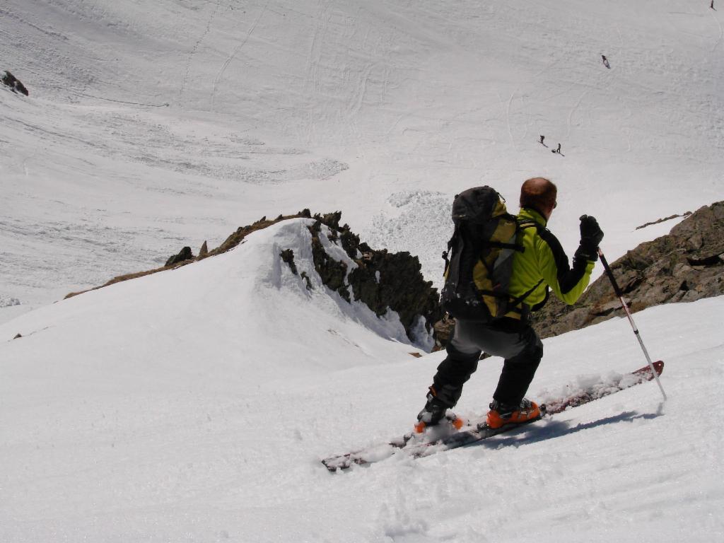 Yannick dans les pentes à droite du col.