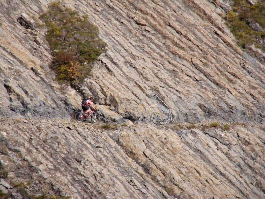 Sentier sculpté dans le rocher