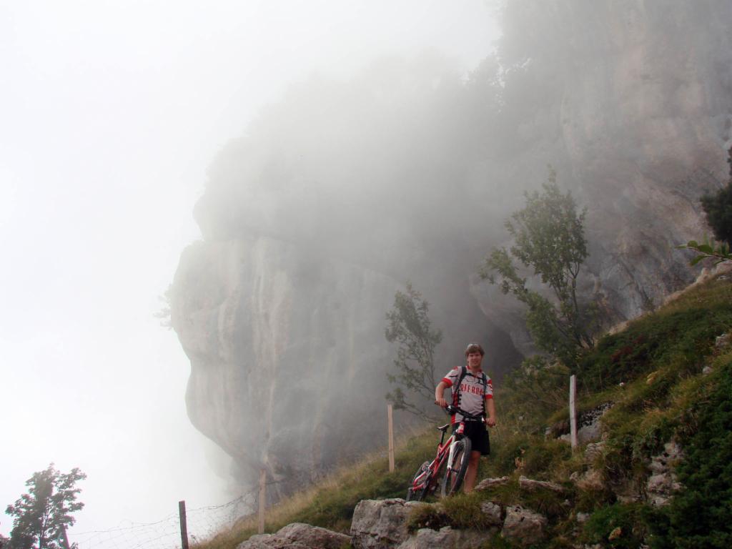 En s'approchant de la falaise dans le brouillard...