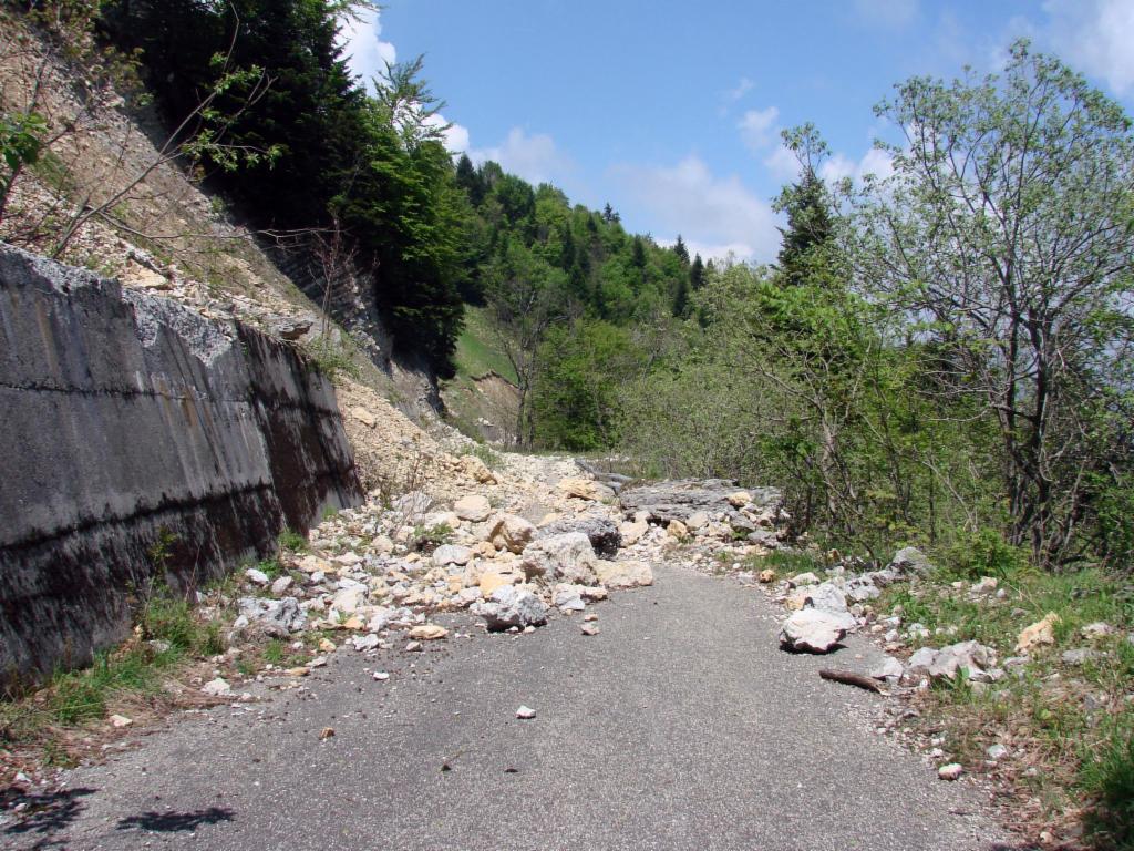 Route abandonnée après le tunnel