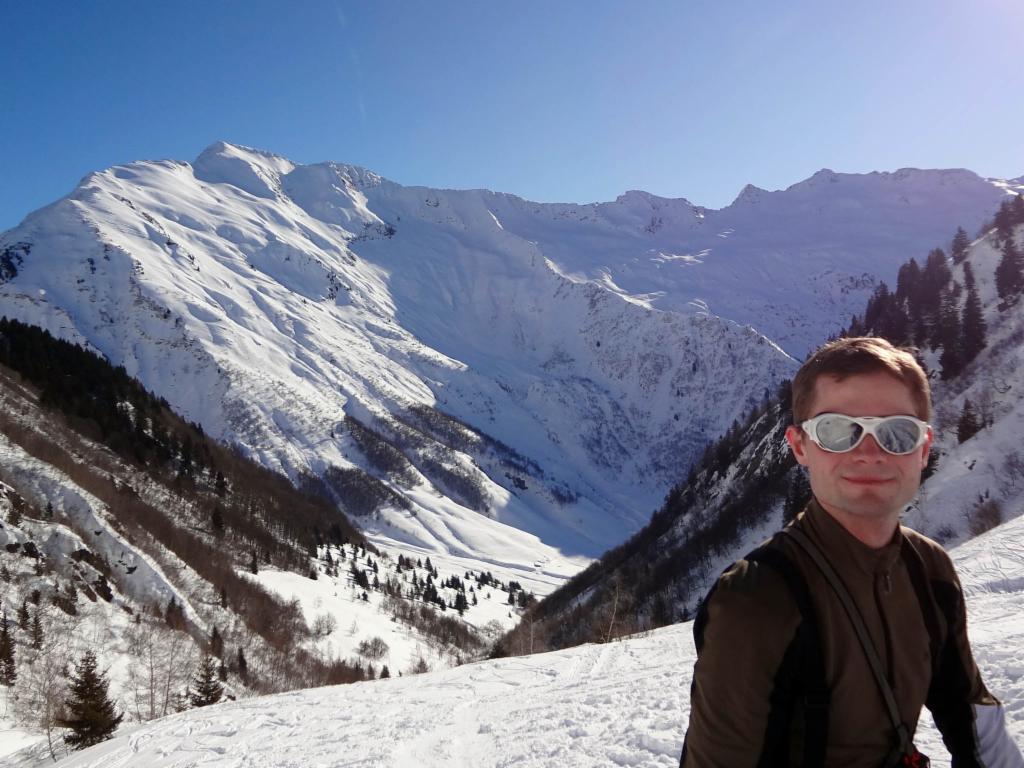 Peter pendant la montée, Mont Bellacha à l'arrière-plan