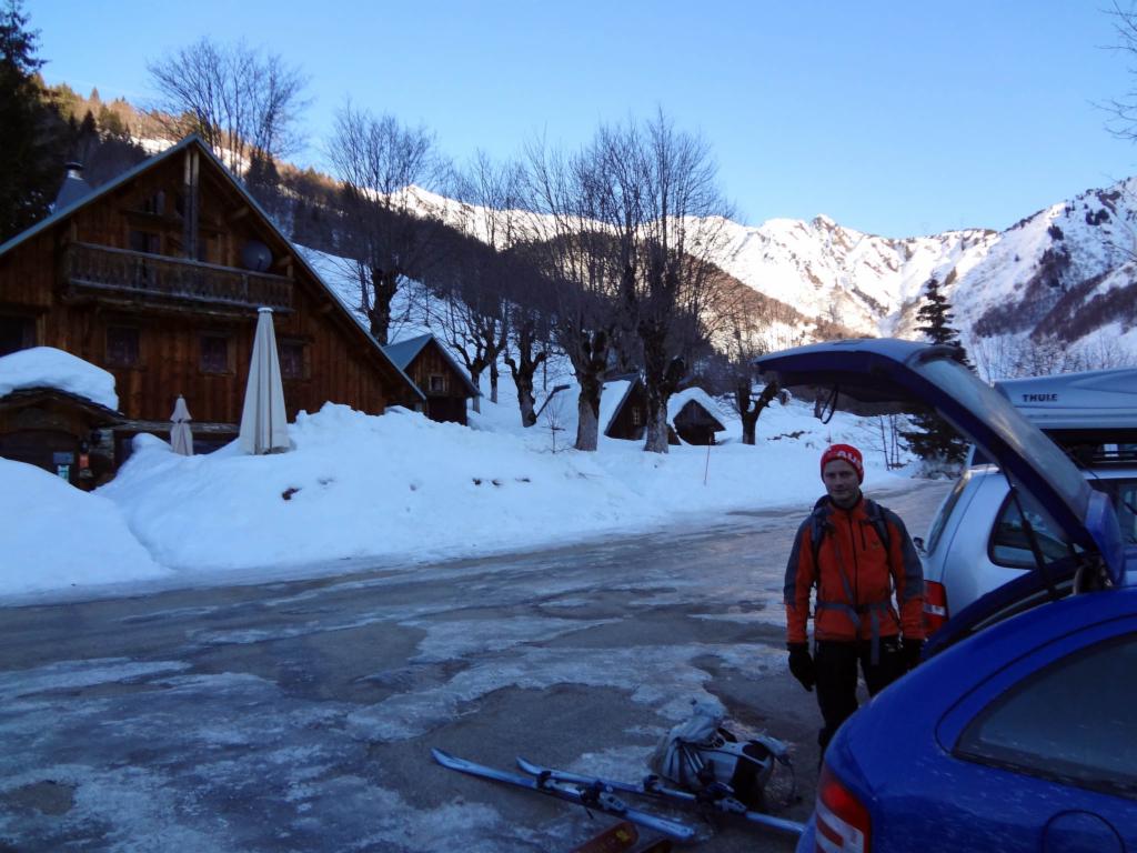 Sur le parking à Tiolévé