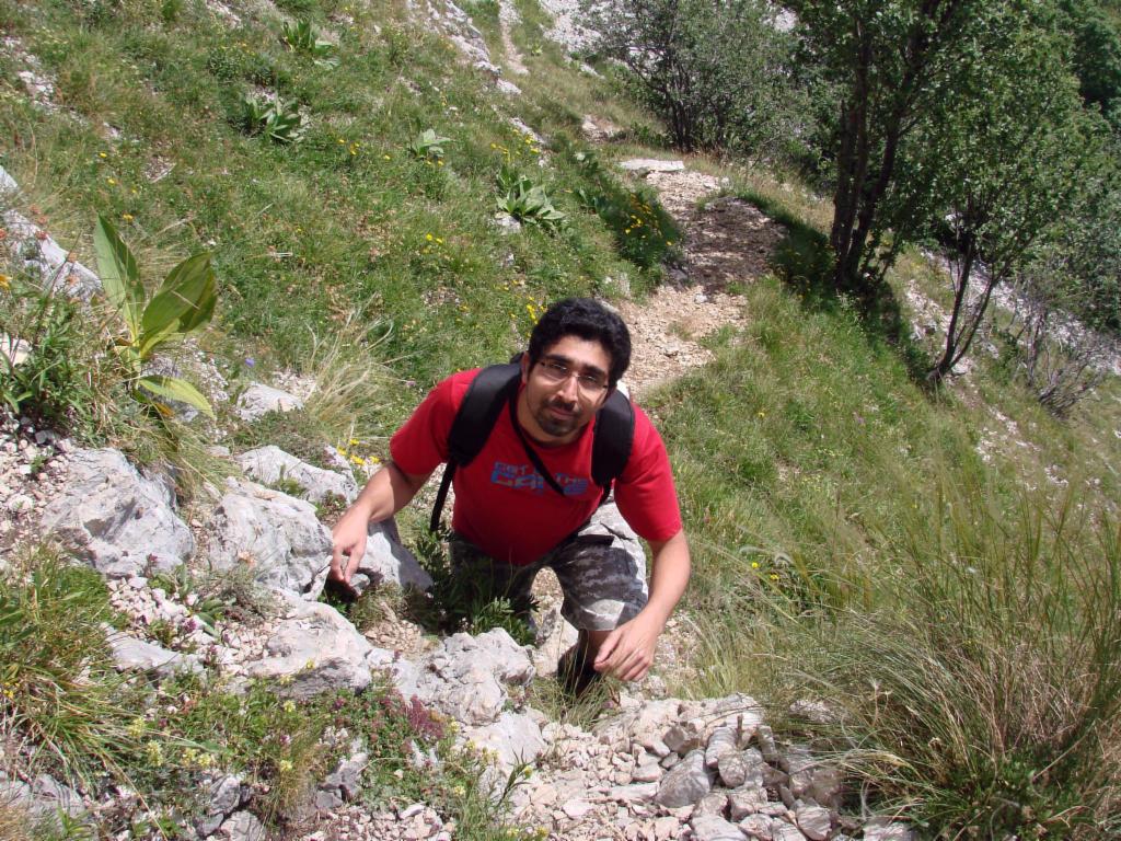 Aditya attaque les pas d'escalade.