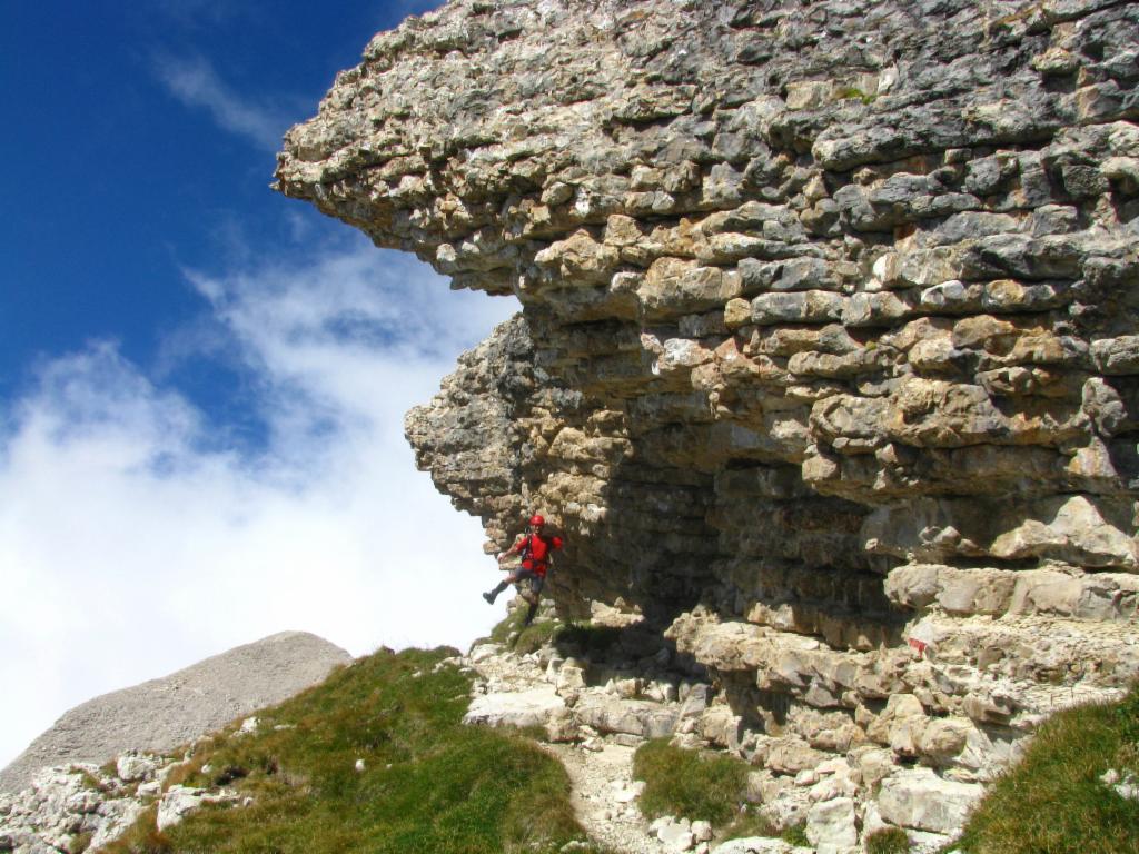 Sentier sous les surplombs