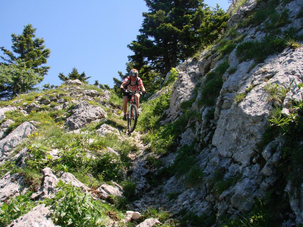 Georg attaque la descente rocheuse.