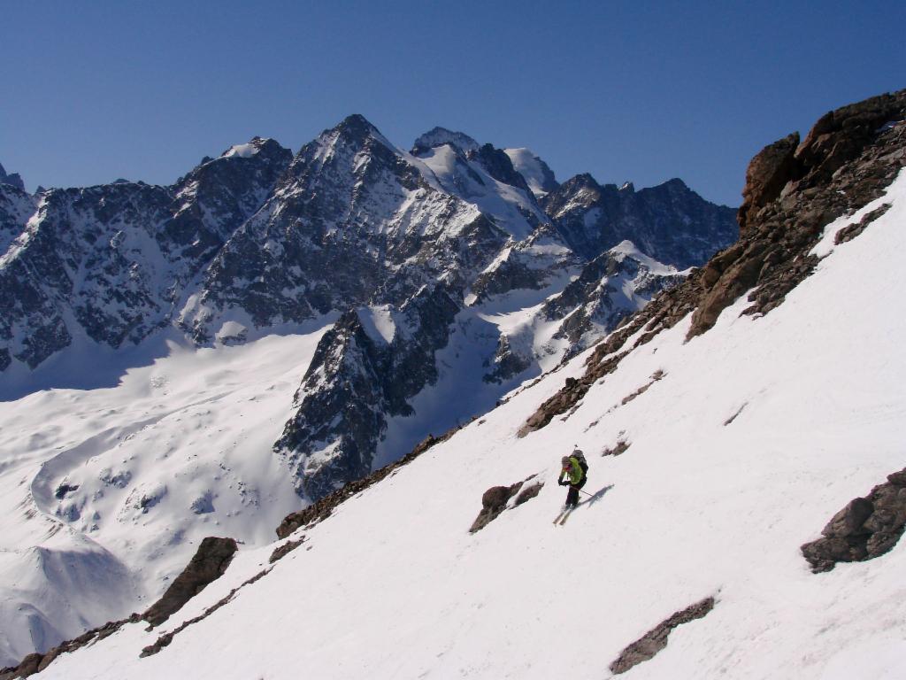 Descente en face des hauts sommets des Écrins