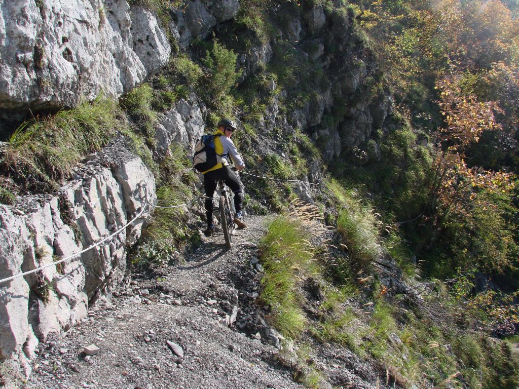 Il vaut mieux descendre du vélo.