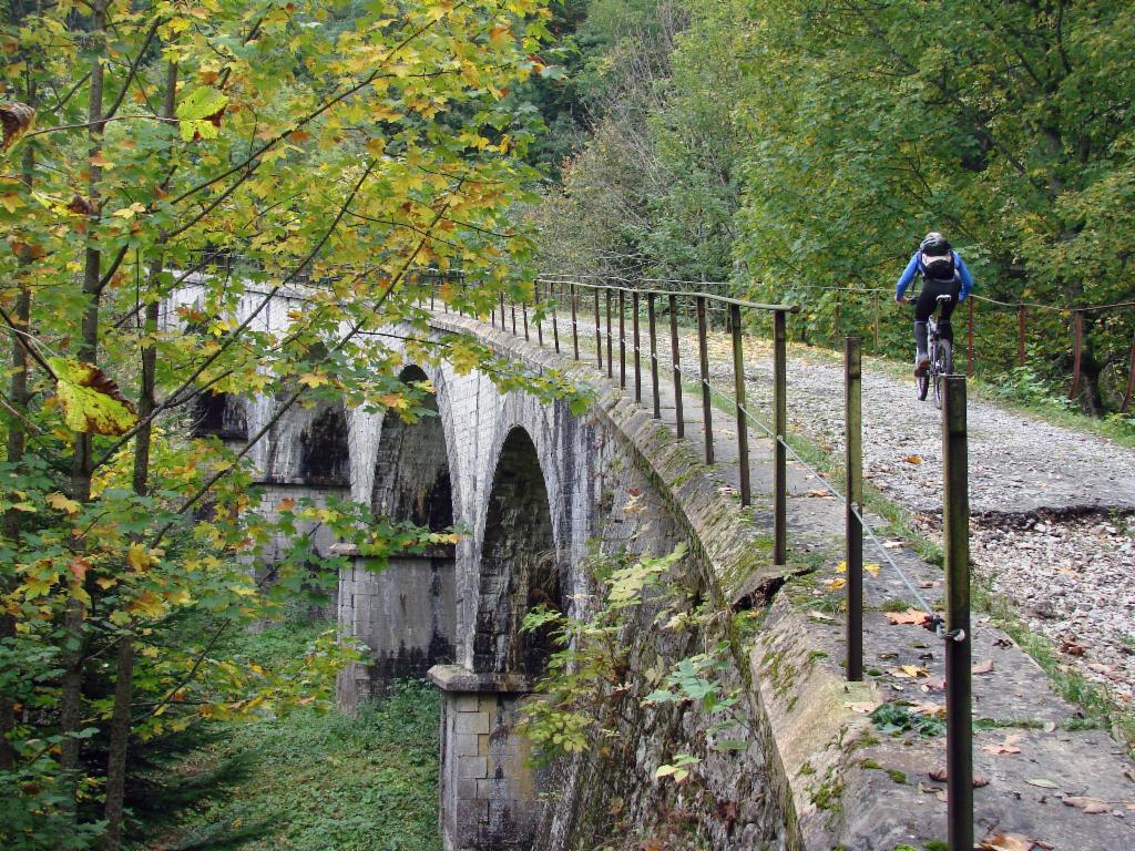 Yannick traverse le pont.