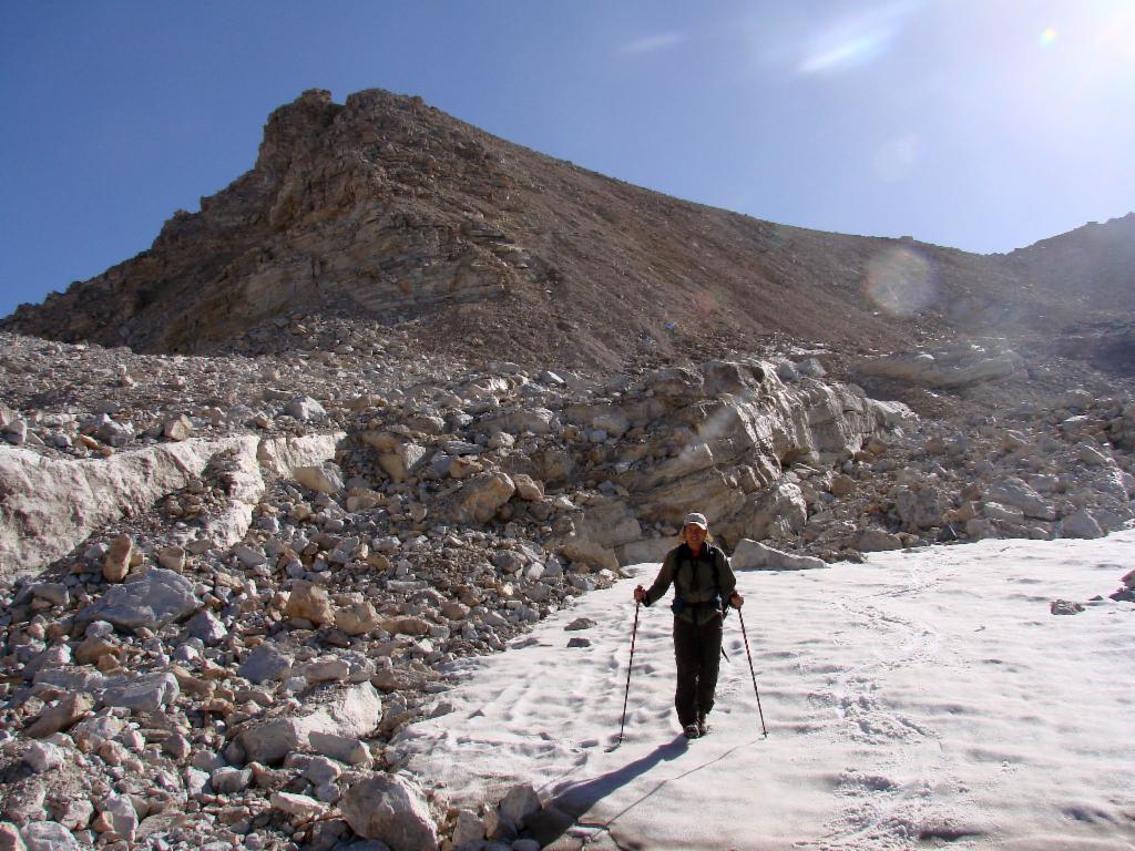 Descente du sommet nord: des virages dans le névé