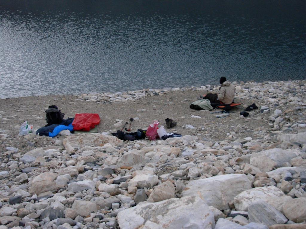 Bivouac au bord du lac glaciaire