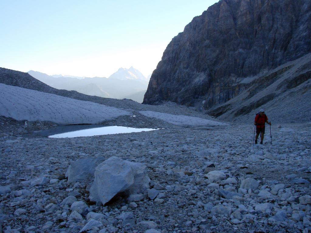 Montée dans le désert rocheux